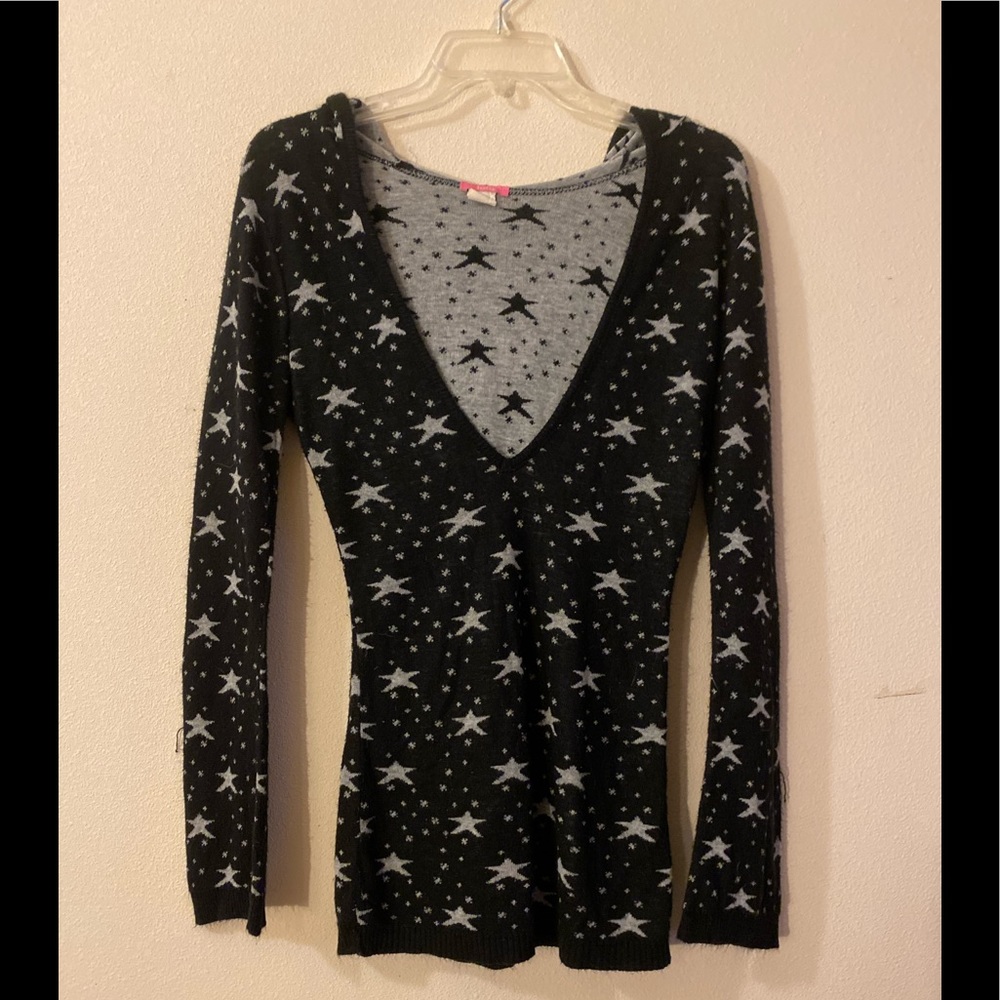 V-neck hoodie with star pattern